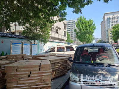 郑州房地产开发乱象 人行道变身停车场料场，路口人车混行拥堵频发